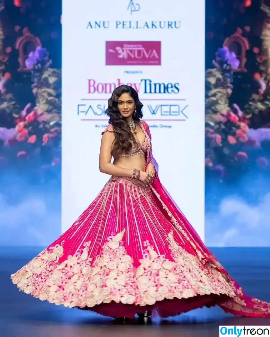 Mrunal Thakur голая photo #0019 (mrunalthakur)