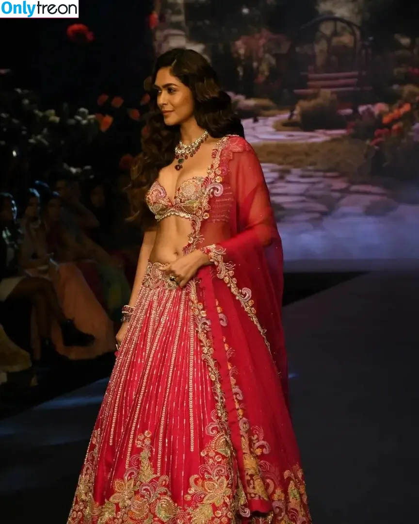 Mrunal Thakur nude photo #0020 (mrunalthakur)