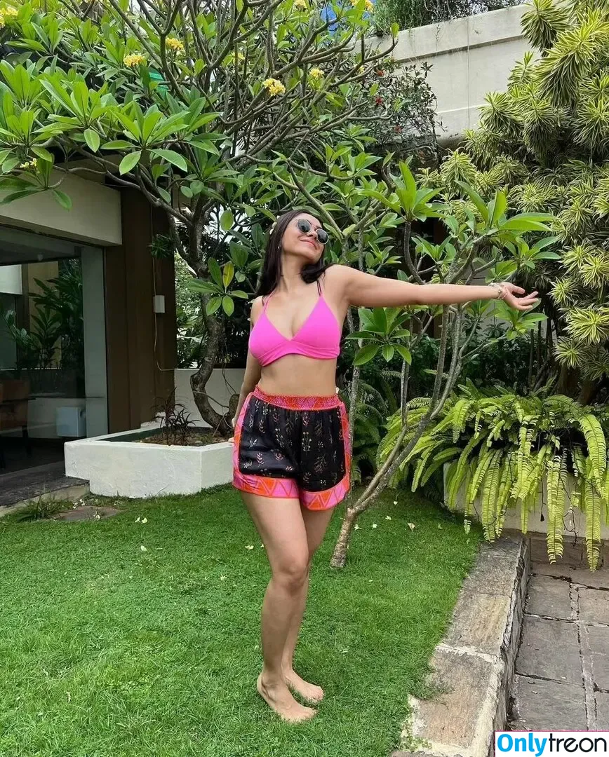 Mrunal Thakur nude photo #0025 (mrunalthakur)