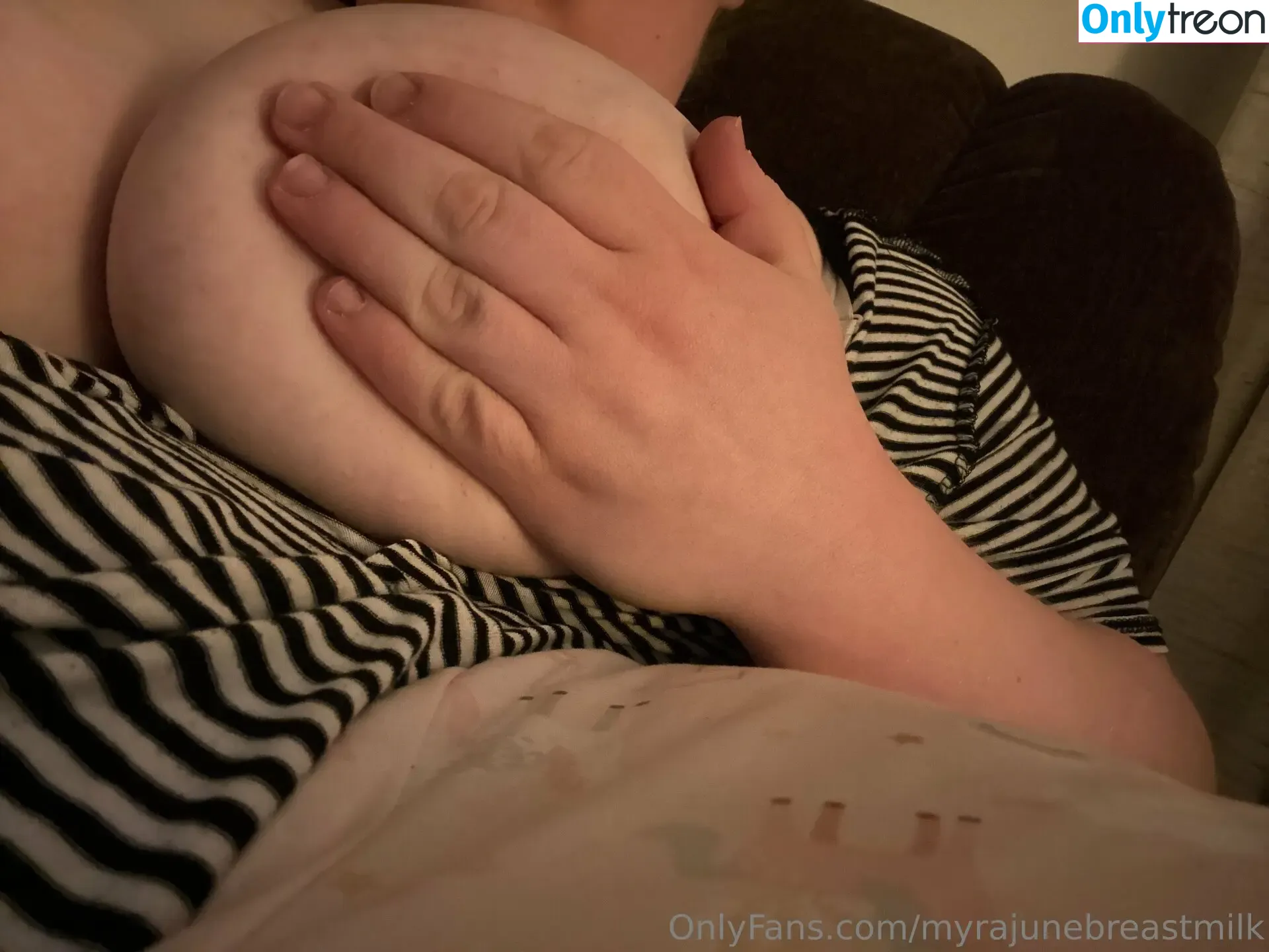 myrajunebreastmilk nude photo #0001 (myrajunebreastmilk)