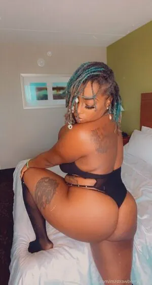 mzstrawberryhenny / mz.strawberryhennessy nude photo #0046
