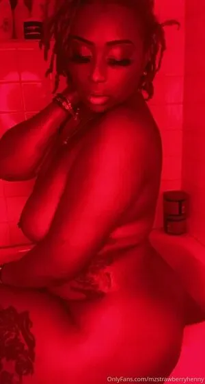 mzstrawberryhenny / mz.strawberryhennessy nude photo #0099