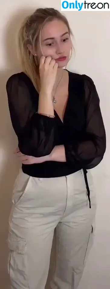 Nadine.spth nude photo #0012 (Nadine.spth)