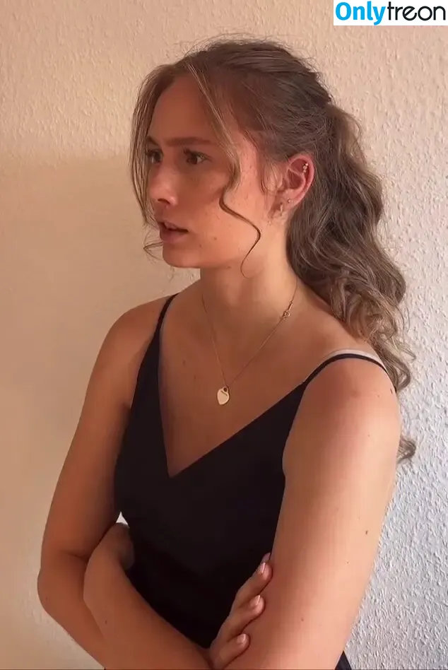 Nadine.spth nude photo #0015 (Nadine.spth)