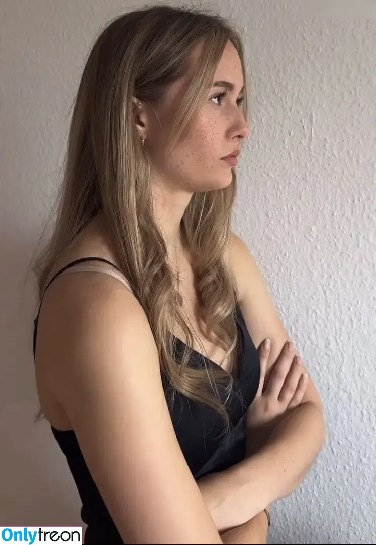 Nadine.spth nude photo #0021 (Nadine.spth)
