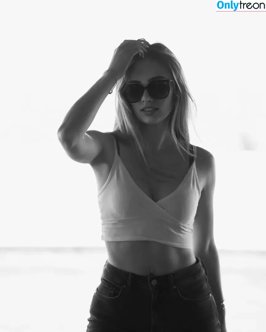Nadine.spth nude photo #0032 (Nadine.spth)