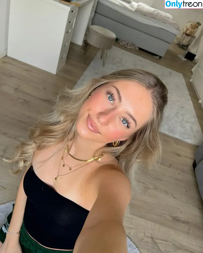 Nadine Zofia Hamleh nude photo #0003 (nadinezofia)