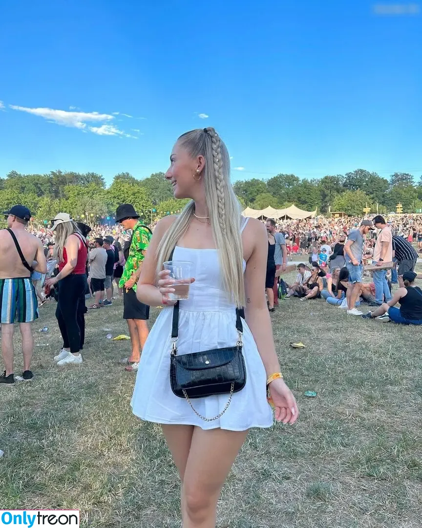 Nadine Zofia Hamleh голая photo #0016 (nadinezofia)