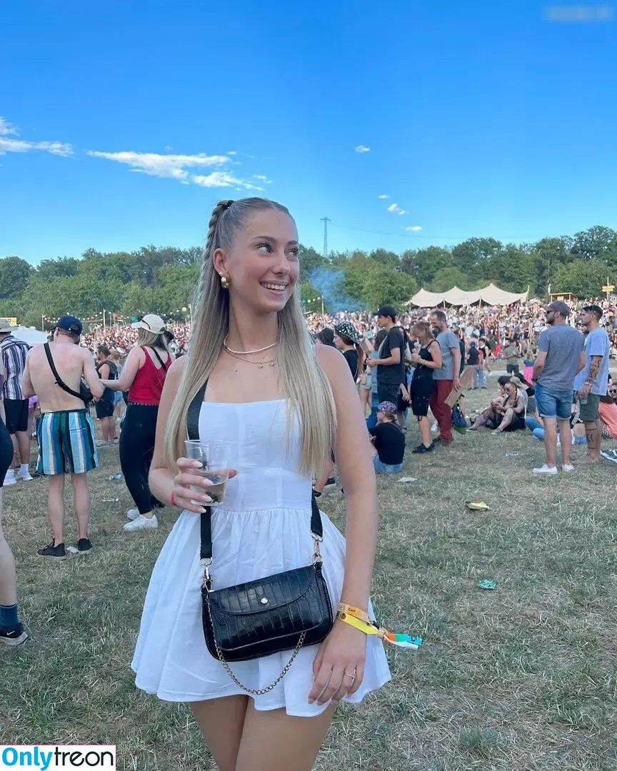Nadine Zofia Hamleh голая photo #0017 (nadinezofia)