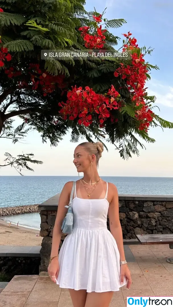 Nadine Zofia Hamleh голая photo #0018 (nadinezofia)