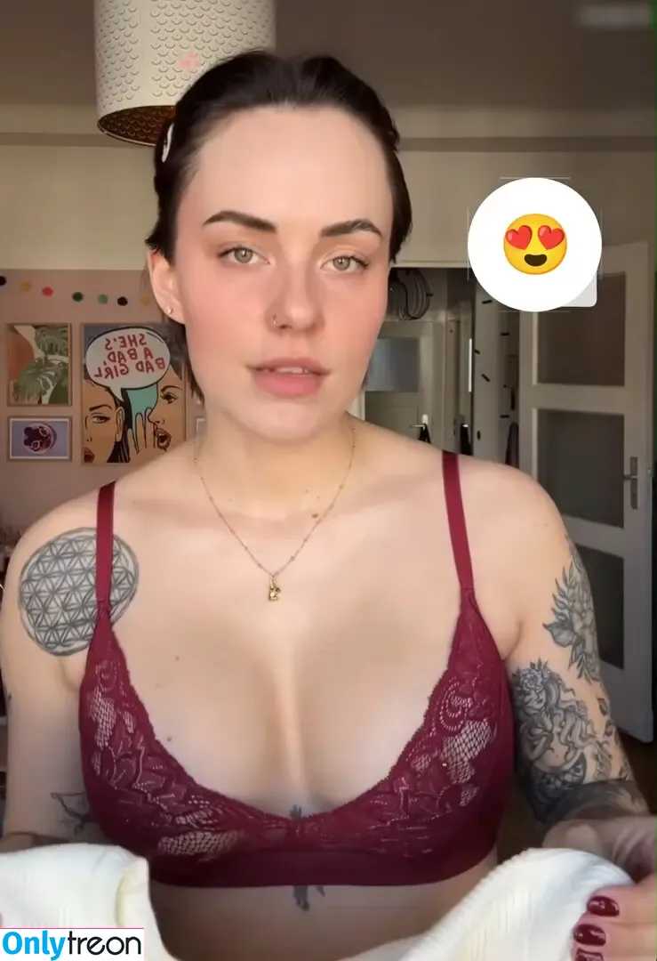 Nainablabla nude photo #0001 (Nainablabla)