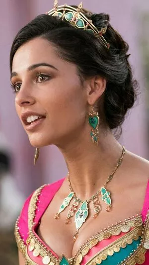 Naomi Scott / naomigscott nude photo #0047