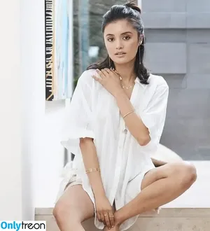 Naomi Sequeira / naomisequeira nude photo #0014