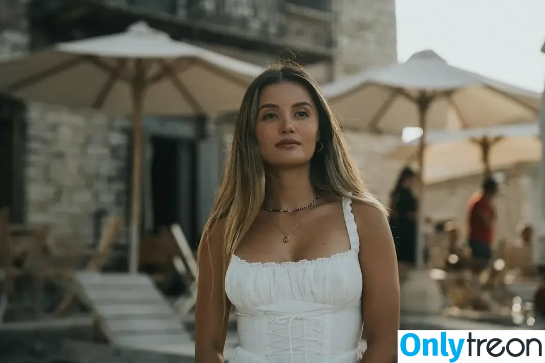 Naomi Sequeira nude photo #0003 (naomisequeira)