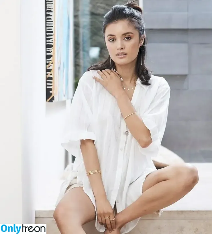 Naomi Sequeira nude photo #0014 (naomisequeira)