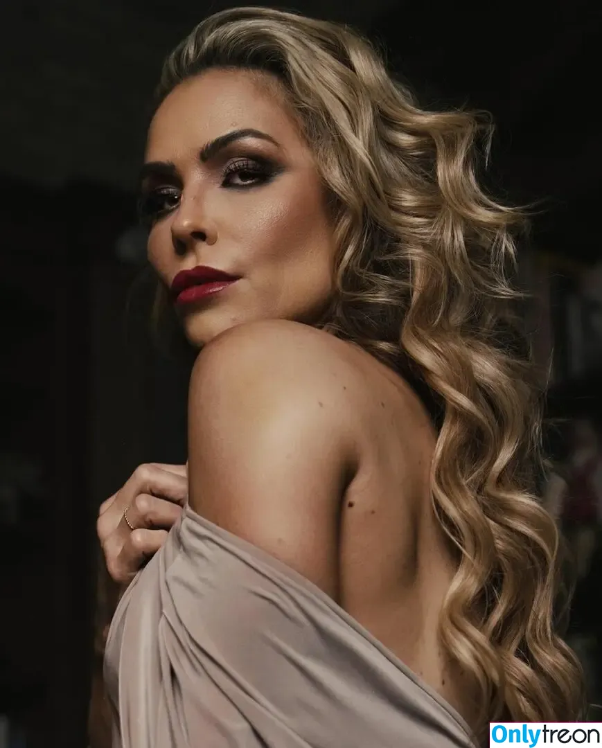Natalya Neidhart nude photo #0772 (Wwe / jenni-neidhart / natalya_boat)
