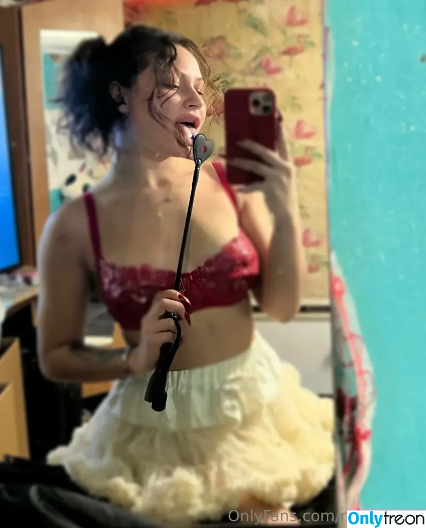 Naughtygirll nude photo #0010 (m.a.g.d.a.l.e.n.a.a_ / naugtygirll)
