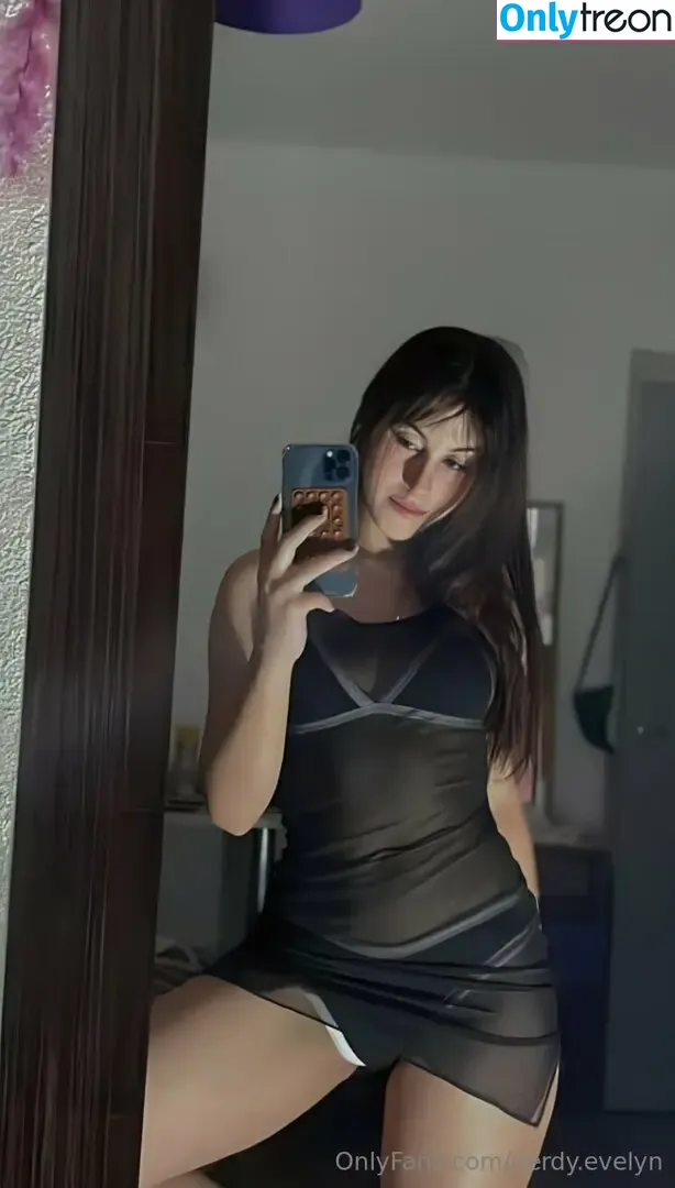 nerdy.evelyn nude photo #0019 (briefly_evelyn)