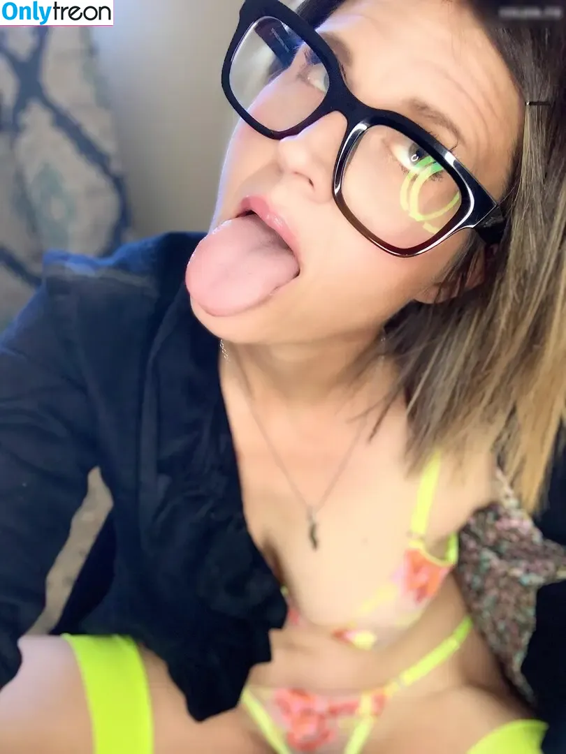 Nerdybloggerbabe nude photo #0030 (nerdybloggerbabenawtyaf)