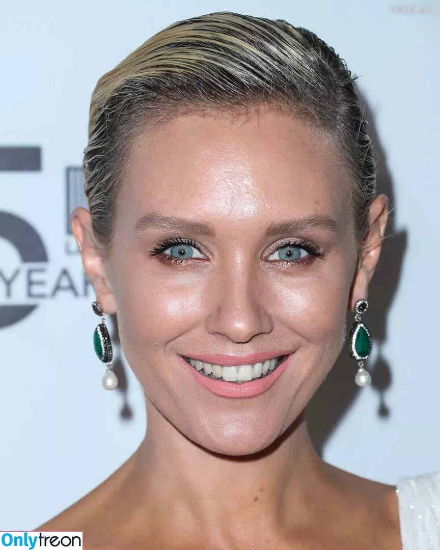 Nicky Whelan голая photo #0105 (nickywhelan)