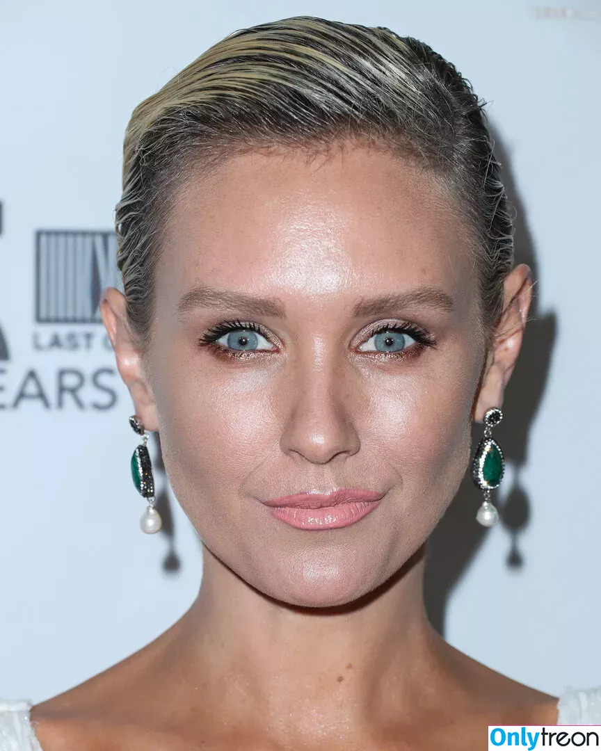 Nicky Whelan голая photo #0106 (nickywhelan)