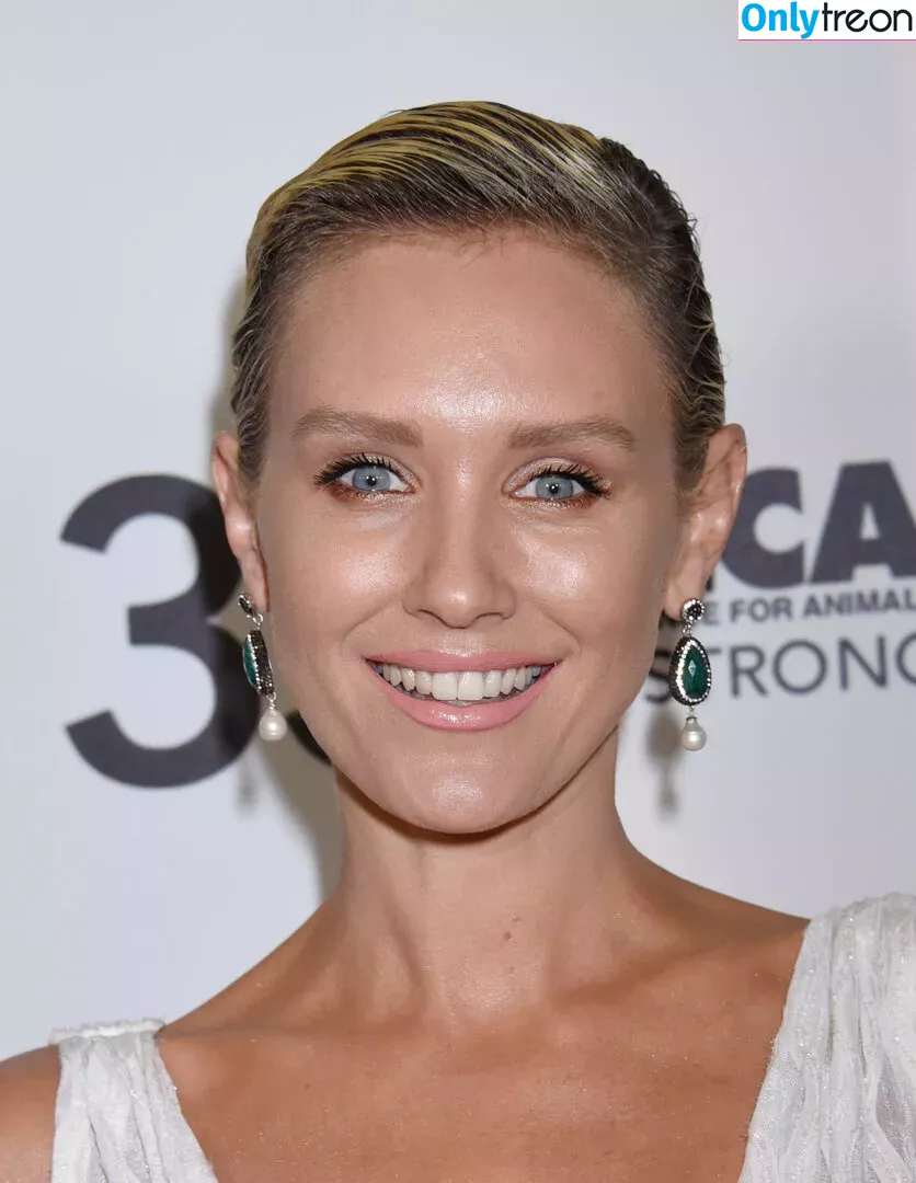 Nicky Whelan голая photo #0109 (nickywhelan)