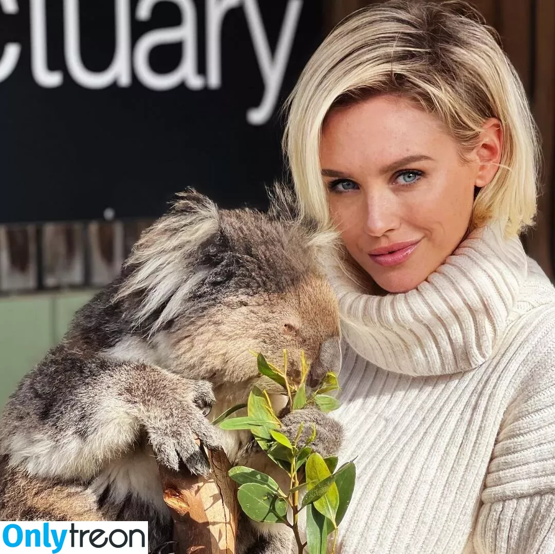 Nicky Whelan голая photo #0140 (nickywhelan)