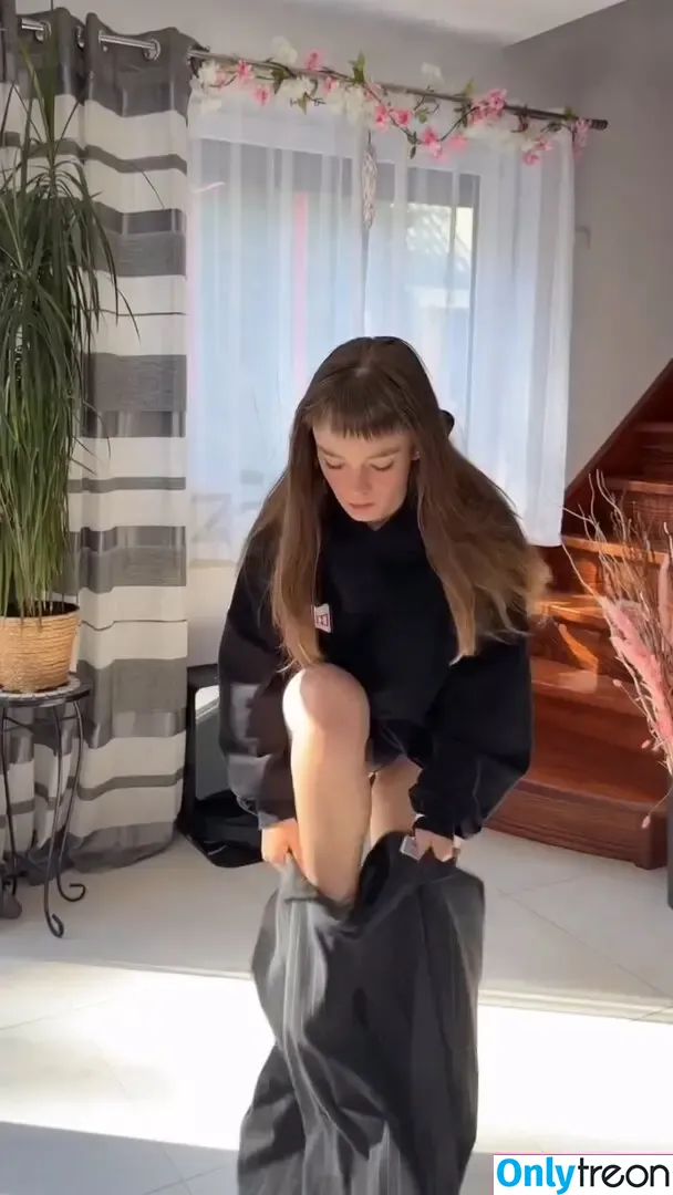 Nicole Czuj голая photo #0047 (czuj.nicki)