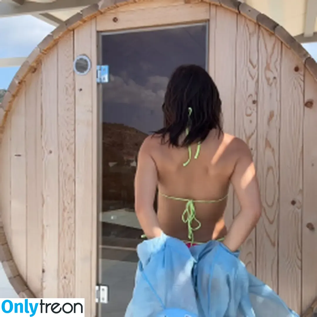 Nicole Doshi nude photo #2568 (nicoledoshi / thedoshidome)