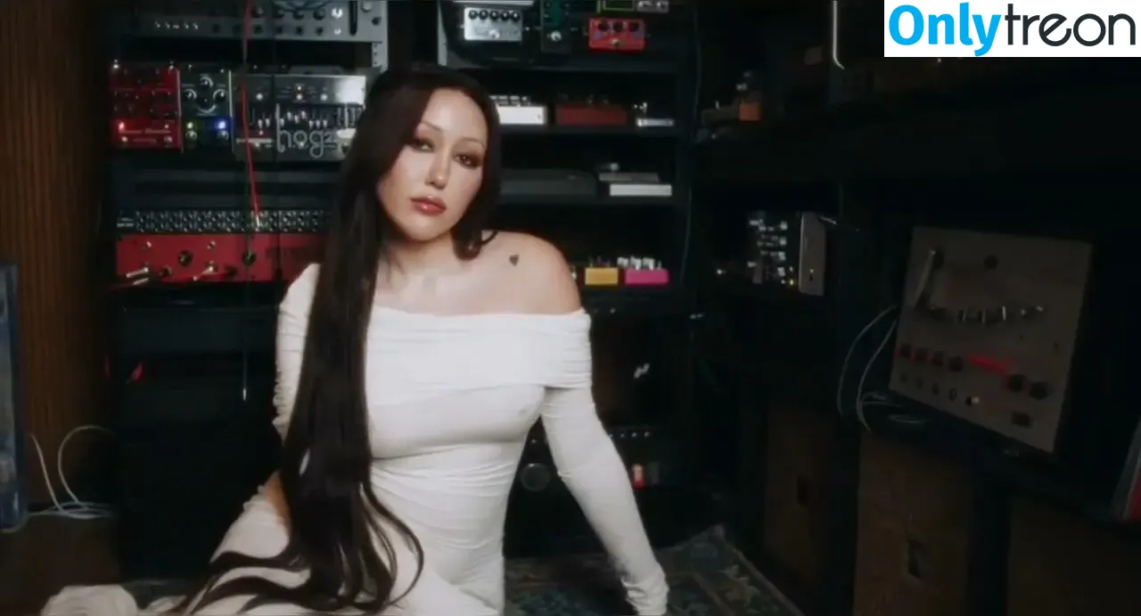 Noah Cyrus nude photo #1103 (noahcyrus)