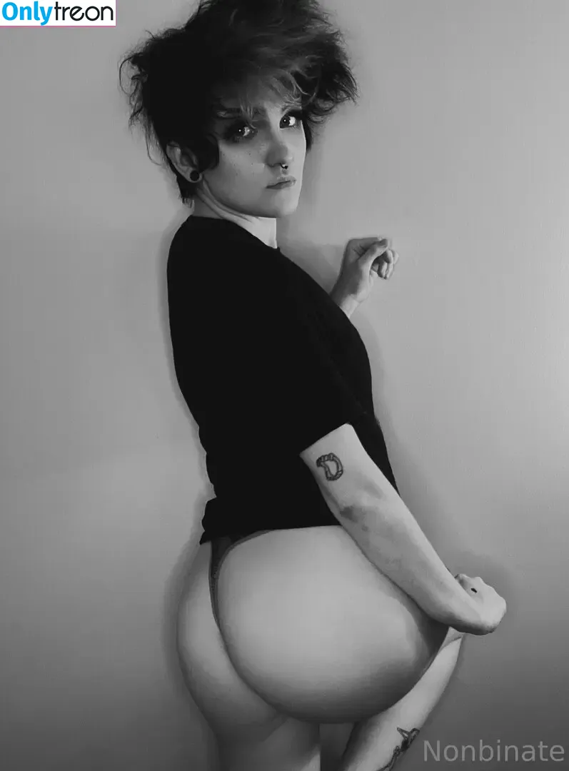 Nonbinate nude photo #1472 (M Blackburn)