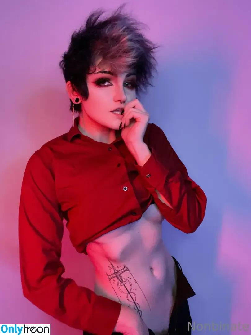 Nonbinate nude photo #1477 (M Blackburn)