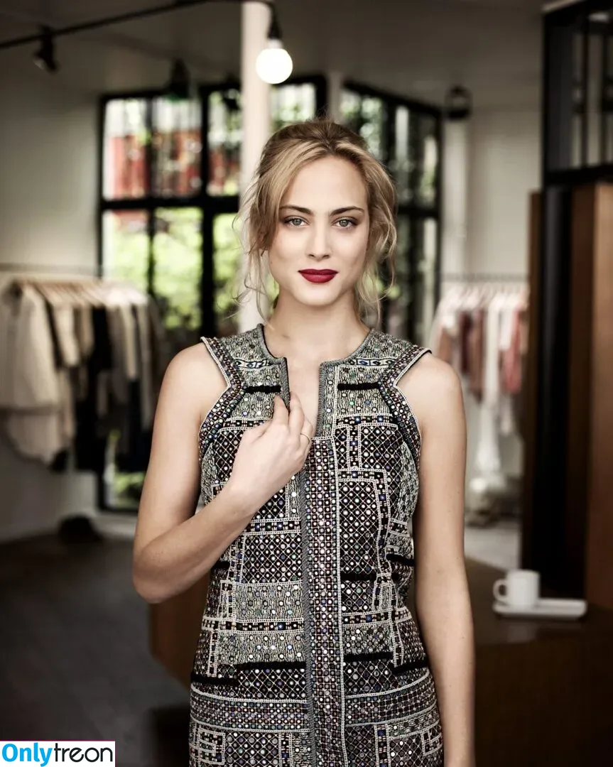 Nora Arnezeder голая photo #0007 (noraarnezederofficial)