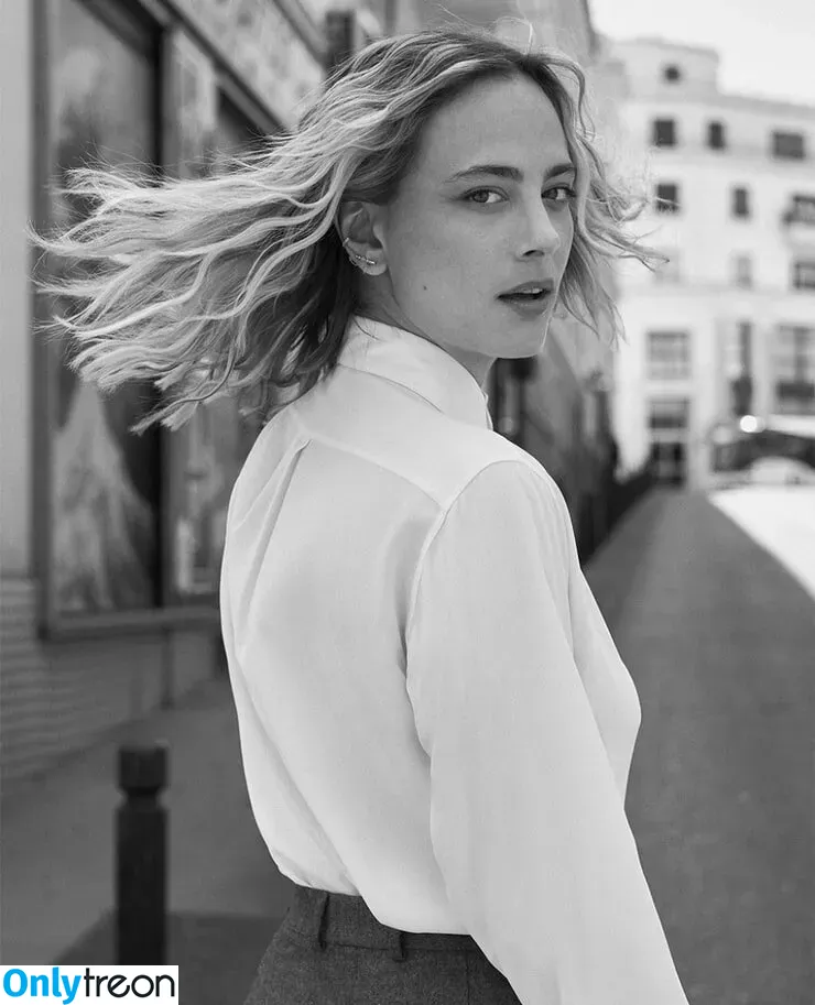 Nora Arnezeder голая photo #0013 (noraarnezederofficial)