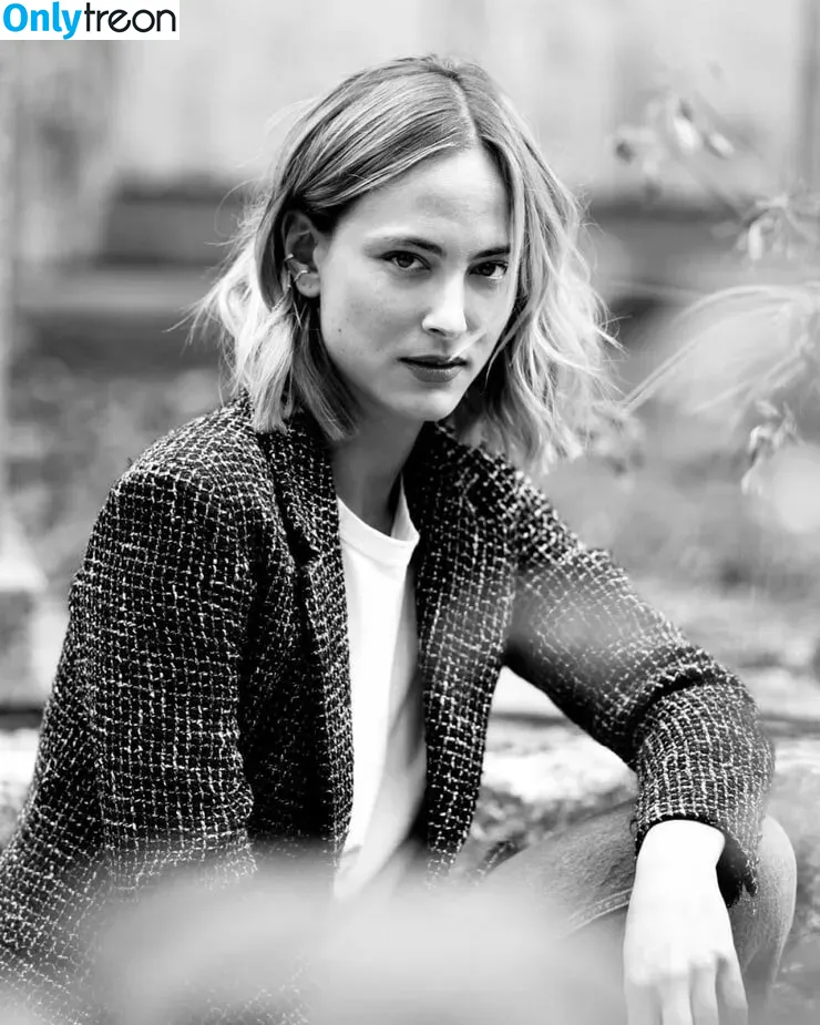 Nora Arnezeder голая photo #0014 (noraarnezederofficial)