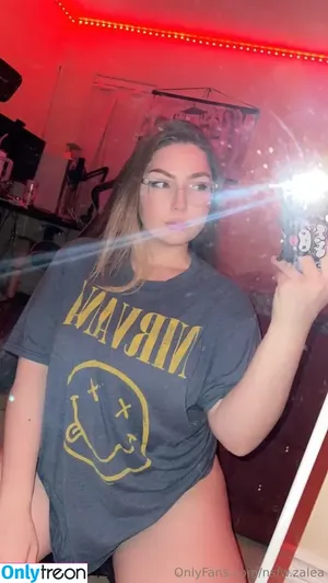 nsfw_zalea / BreeZalea / _azalyagonzalez / nsfw.zalea nude photo #0024