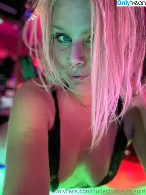 nudeblondeyogagirl / hannahshaller nude photo #0007
