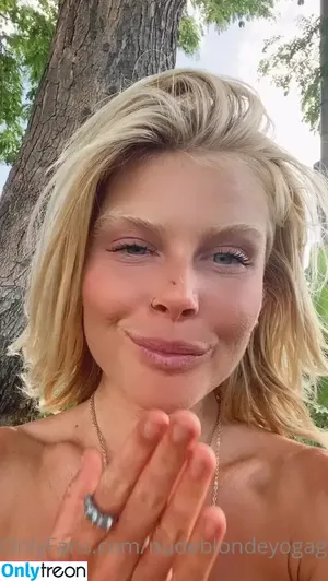nudeblondeyogagirl / hannahshaller фото голая #0020