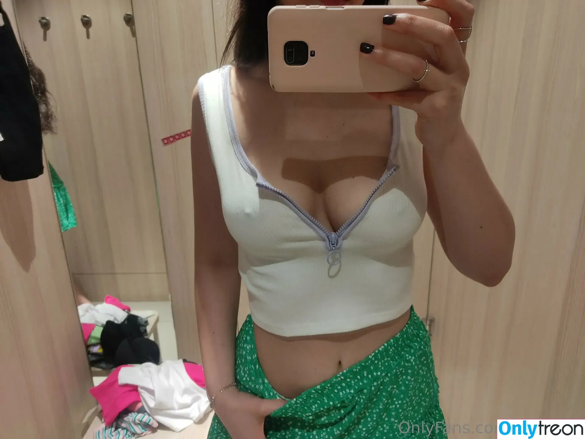 nyksniks nude photo #0061 (nikkss)