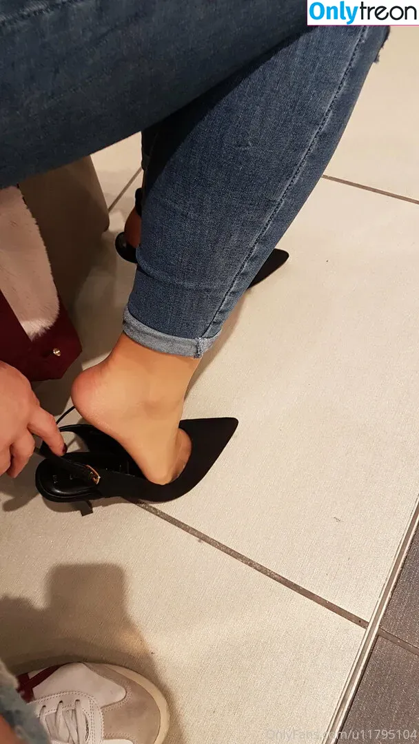 nylonfeetladyswitzerland nude photo #0003 (nylonfeetlady_switzerland)
