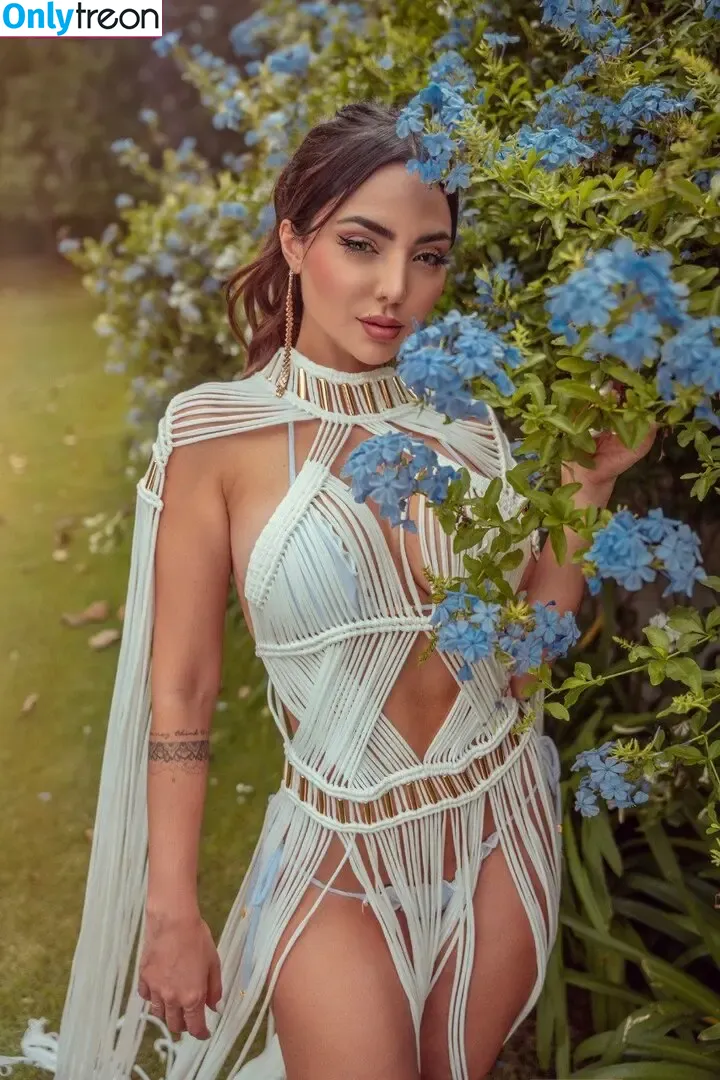 Nyvi Estephan nude photo #0321 (Discussão / nyvi_estephan / nyviestephan)