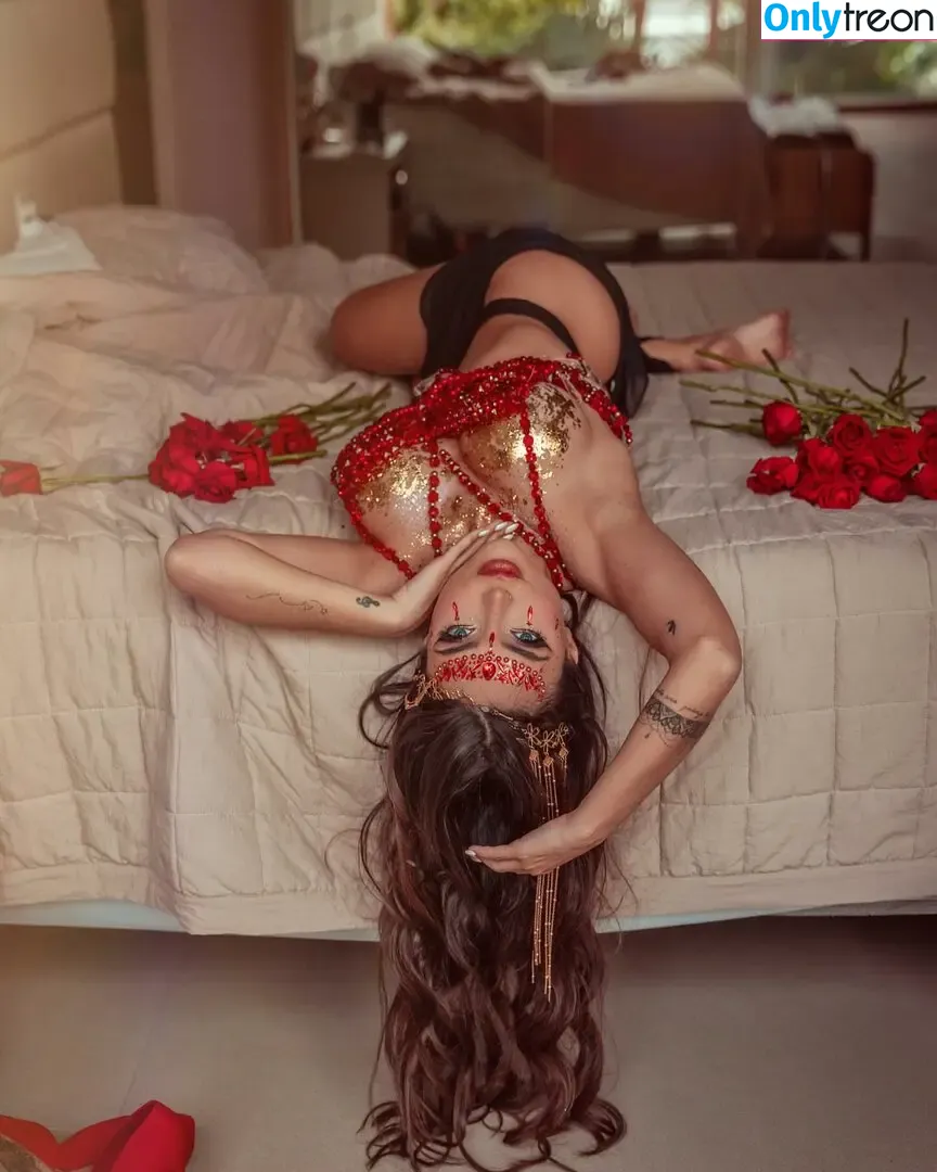 Nyvi Estephan nude photo #0502 (Discussão / nyvi_estephan / nyviestephan)