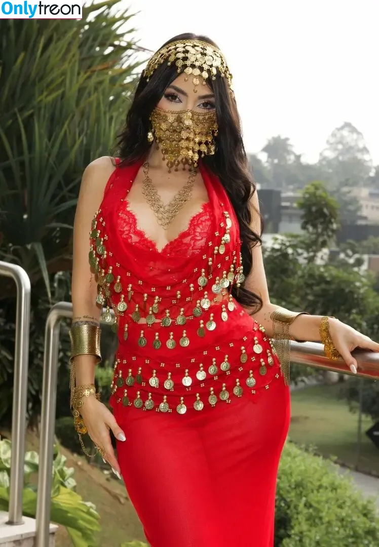 Nyvi Estephan nude photo #0625 (Discussão / nyvi_estephan / nyviestephan)