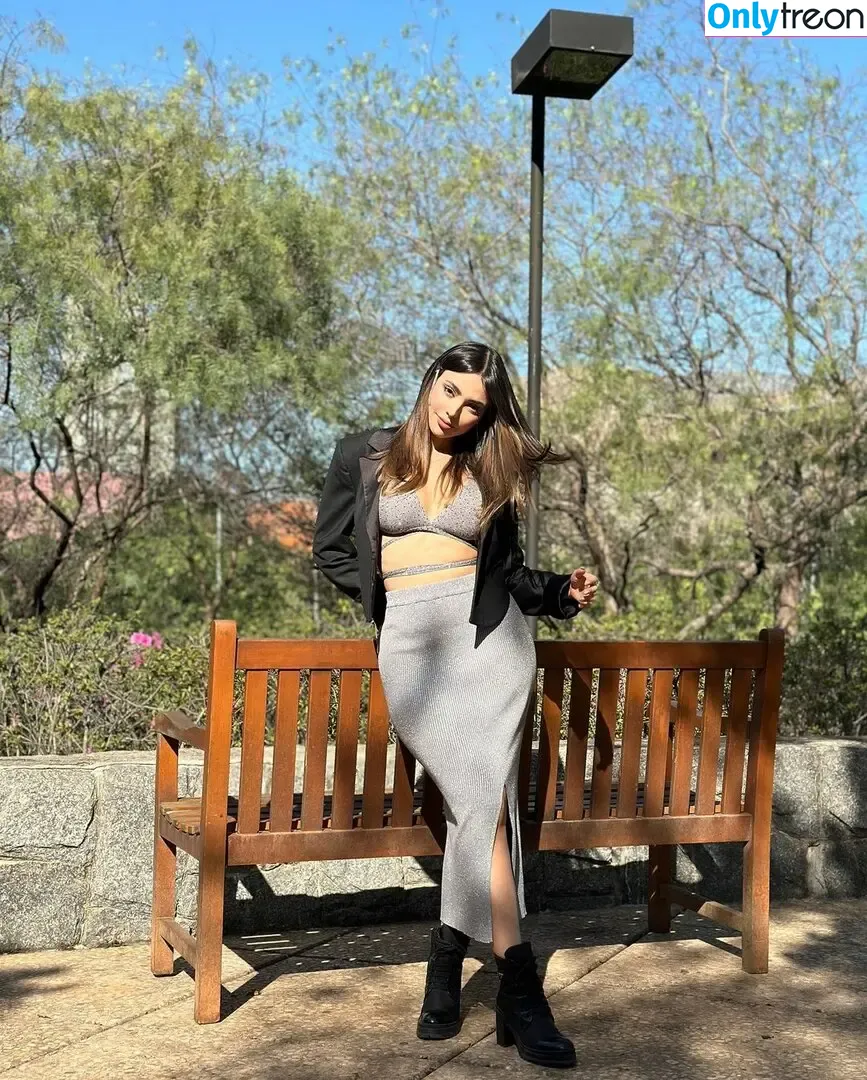 Nyvi Estephan nude photo #0661 (Discussão / nyvi_estephan / nyviestephan)