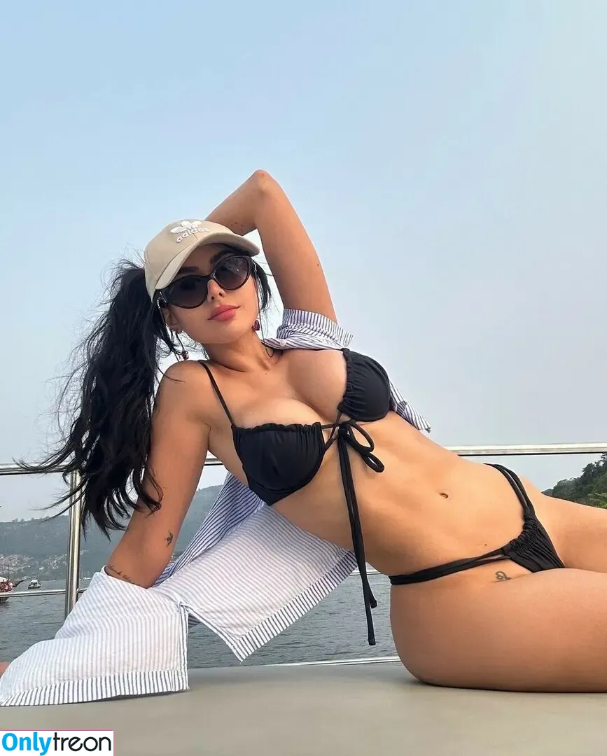 Nyvi Estephan nude photo #0747 (Discussão / nyvi_estephan / nyviestephan)