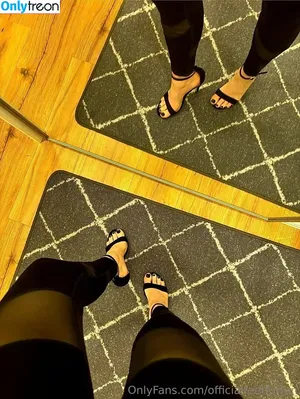 officialfeetforfun / officialeman__ фото голая #0101