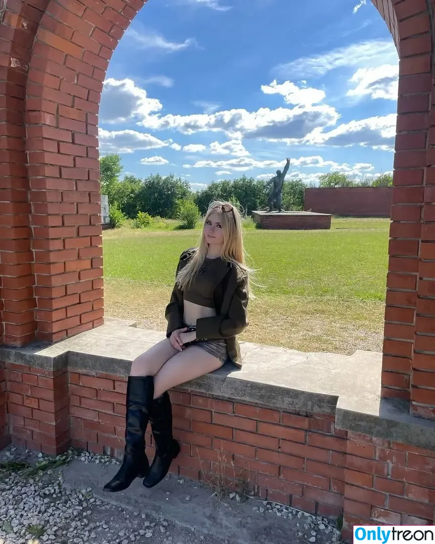offizieramira nude photo #0006 (offizieramira)