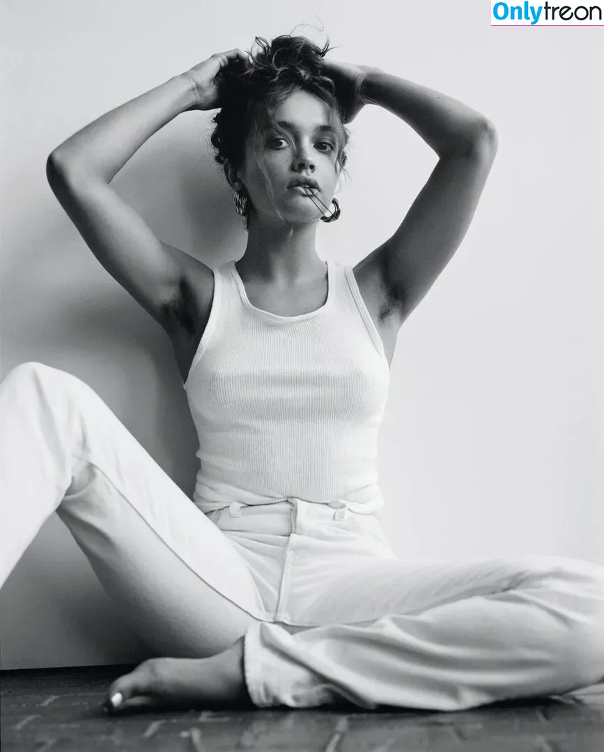 Olivia Cooke nude photo #0134 (livkatecooke)