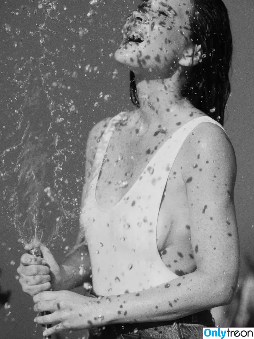 Olivia Munn nude photo #1204 (oliviamunn)