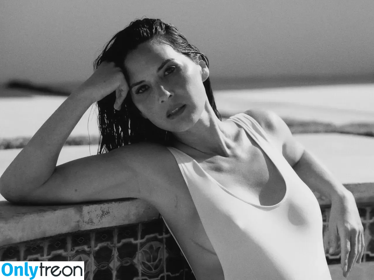 Olivia Munn nude photo #1208 (oliviamunn)